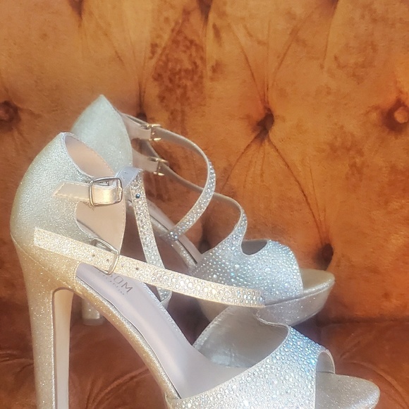 Shoes - Picture 3 of 4